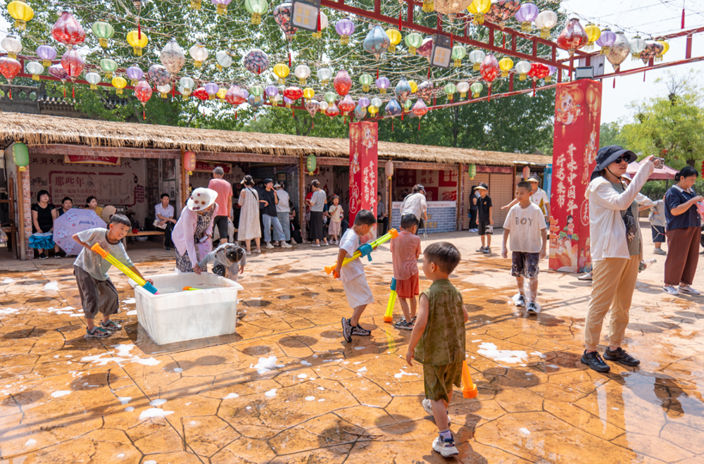 洪洞大槐树景区 民俗村吸引家庭游来“打麦”