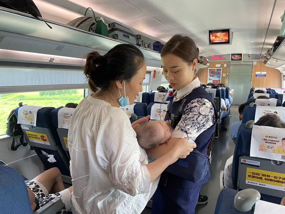 列车员胡梦想：互相帮助是“旅客文明乘车”宣传活动的成果