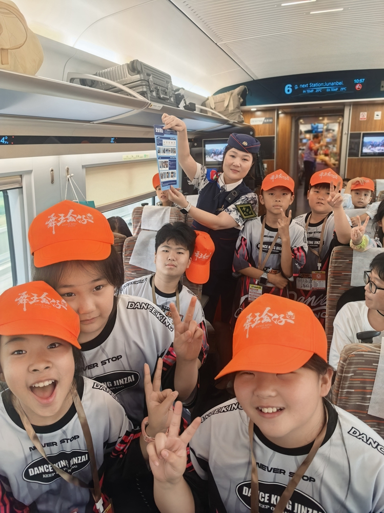 G3858次列车来了一批研学小旅客