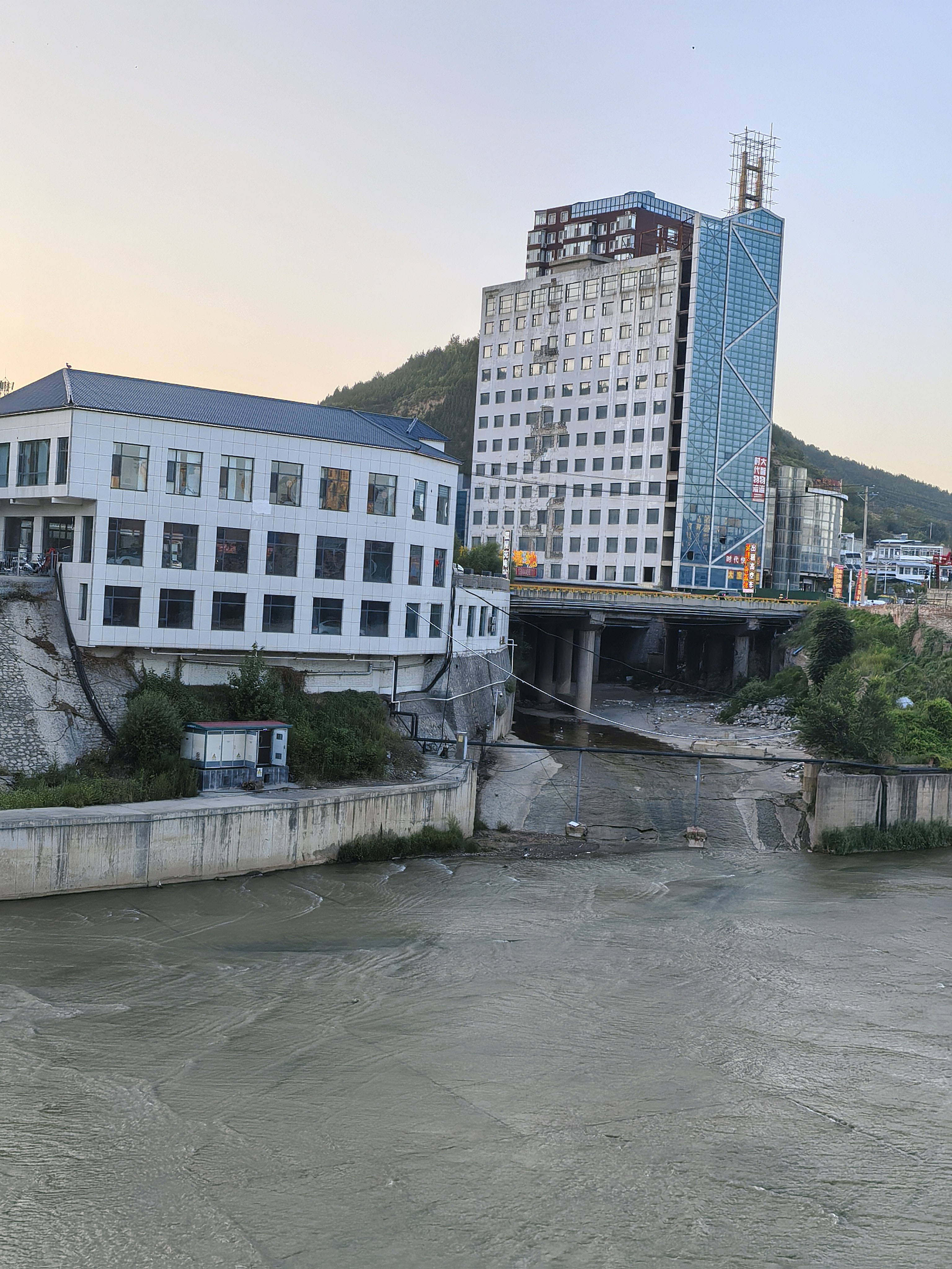 吕梁离石枣林沟河整治后污染大面积反弹：违建盘踞河床、污水直排