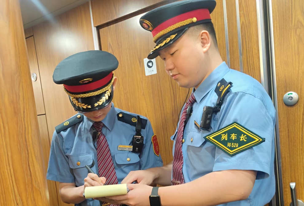 列车长王粲：面对汛情要全力筑牢铁路安全防线