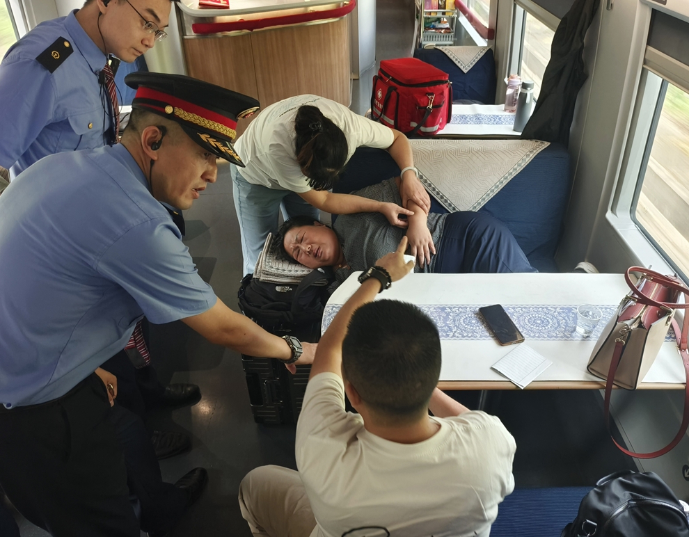 列车长丁师：铁路会把爱心分享给每位旅客