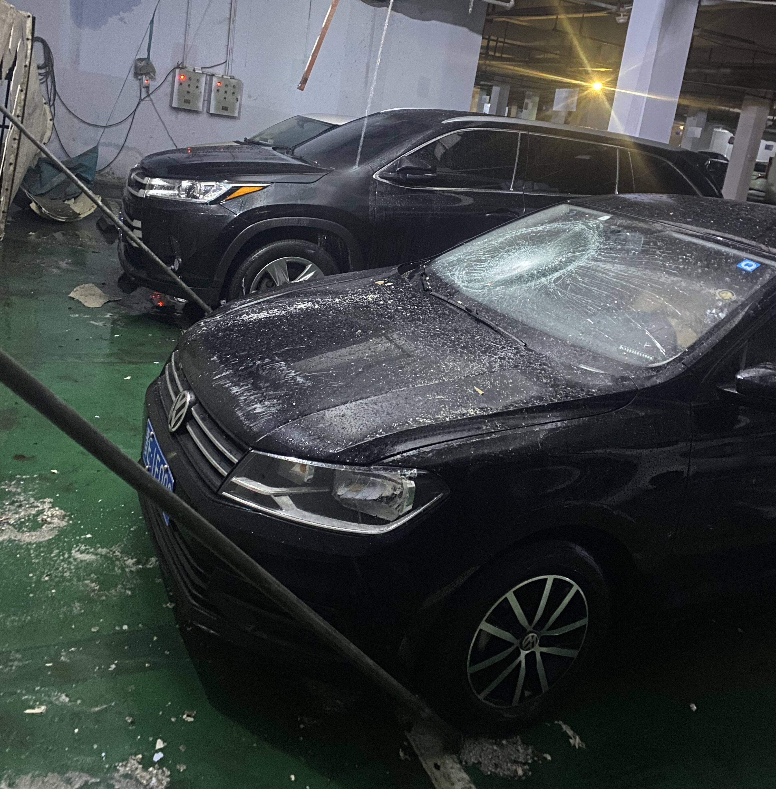 晋城：一洗车店漏水存隐患，地下停车场安全防线亟待筑牢！