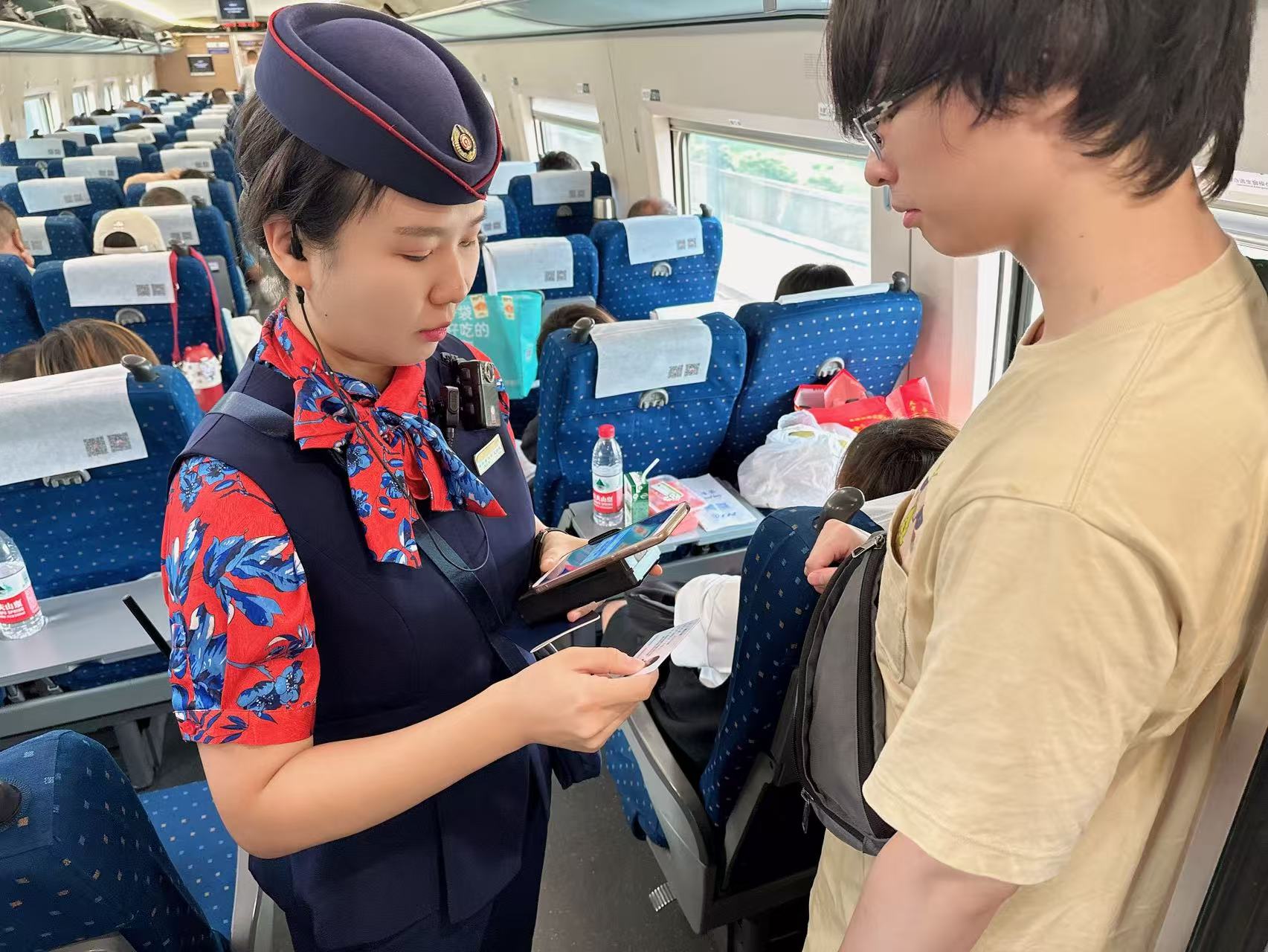 暑运中的G1537次列车
