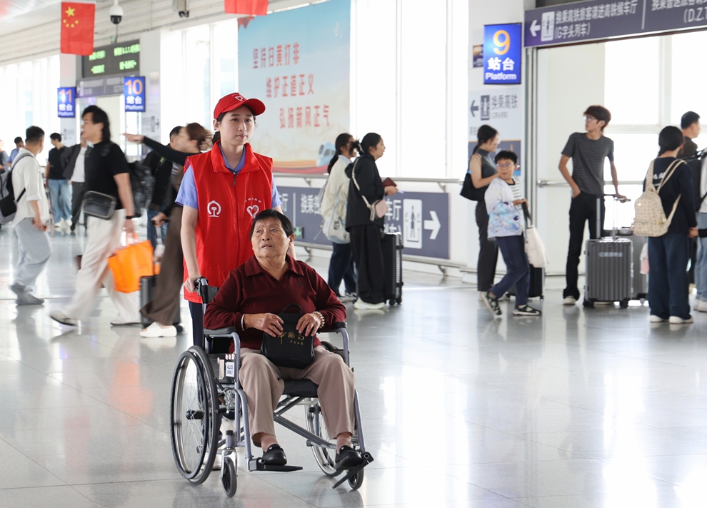 国庆假期第二天郑州铁路客流持续高位运行