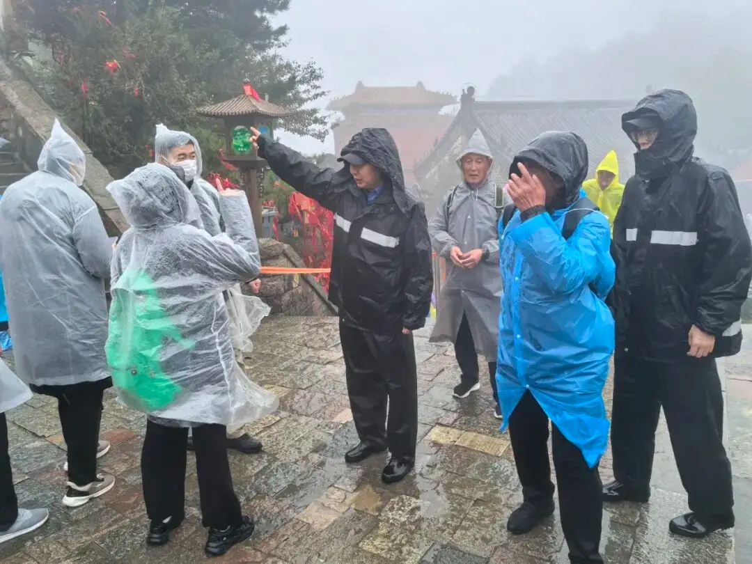 泰山山顶避雨80到300一小时，索道一停几千人困在山上：这钱花得冤不冤？